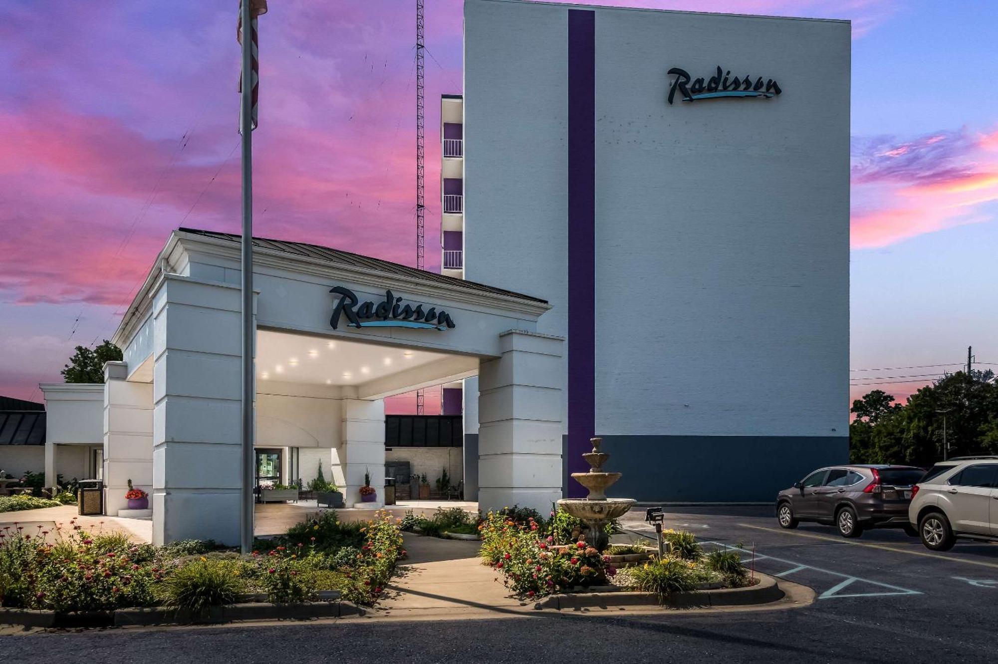Radisson Hotel Grand Rapids Riverfront Экстерьер фото